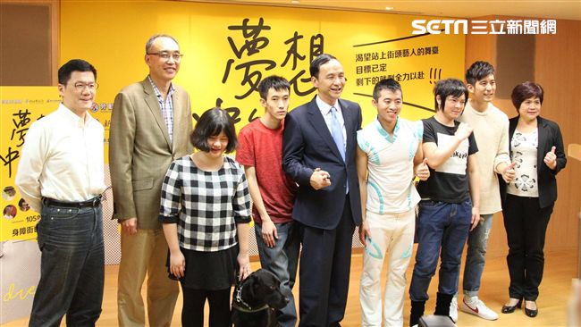 視障藝人摔落北捷　勞工局紀錄片主角