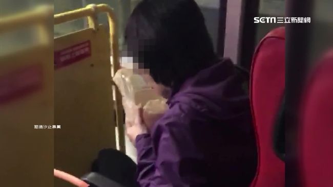 公德心何在？婦在公車上大啖臭豆腐