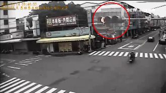 不滿偷竊被抓　男子惡搞號誌燈報復警