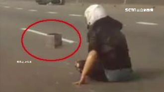 鐵塊掉快速道路　女重機騎士撞上摔飛