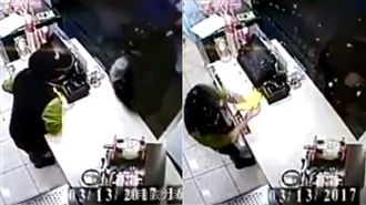 「幹嘛一直看我」奧客竟拿飲料砸店員