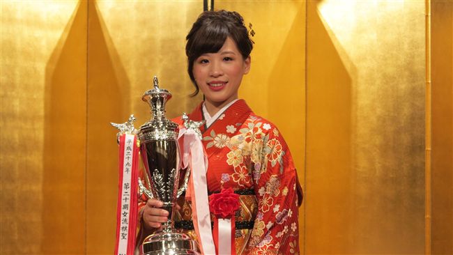 謝依旻就位女流棋聖　大紅和服超驚艷
