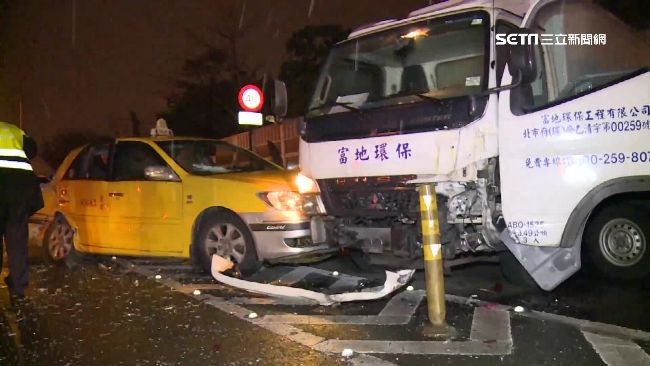 小黃沒打方向燈　害3車連環撞釀3傷