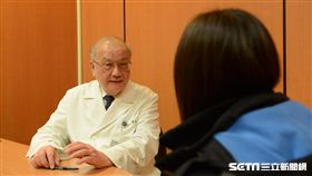 醫師黃思誠表示，卵巢癌症狀不明顯，不少女性單純以為自己變胖，等到出現肚子痛、食慾不佳等情形，就醫才發現是卵巢癌。（圖／台北慈濟醫院提供）