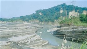 八掌溪第二高速公路上游，整片河床都是岩層、岩壁化石。（圖／翻攝自經濟部水利署第五河川局官網）