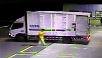 影／只顧滑手機　駕駛慘變人肉三明治