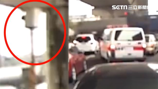 怕闖紅燈被拍照？　2輛汽車擋救護車