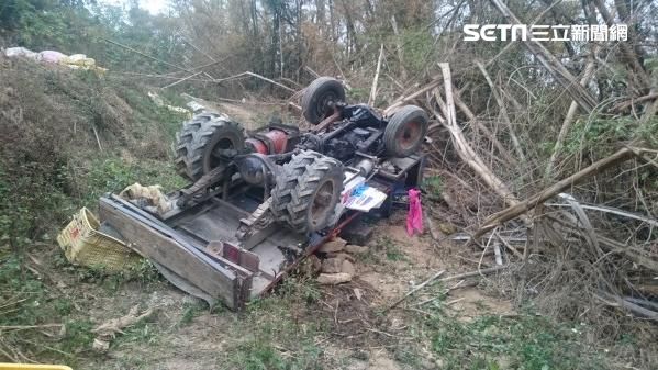 「鐵牛車」翻覆壓農民　消防隊急救援