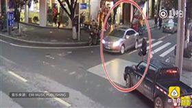 大陸女子過馬路灑錢／YouTube