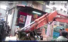 現場出動怪手，民眾抵擋，不給拆。