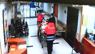 駕駛忙低頭遭自車猛撞　驚悚畫面曝光