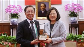 總統蔡英文接見「亞洲台灣商會聯合總會訪問團」總會長李天柒一行。（總統府提供）