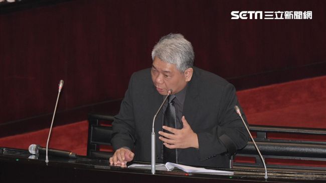 綠委王榮璋政院跌倒　送台大醫院急診