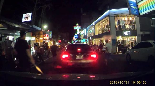 逆轉？影片曝光　大七擋路還倒車撞？
