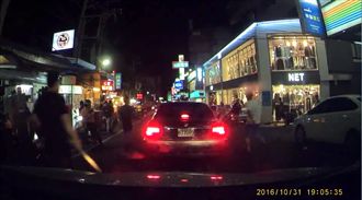 逆轉？影片曝光　大七擋路還倒車撞？