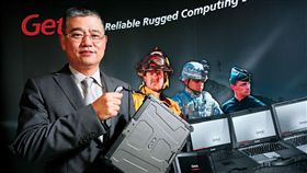 黃明漢手上這台筆電標榜無論身處極地、沙漠都能運作如常，讓全美1/3 警察都用它。（圖／駱裕隆攝影／商業周刊）（名家）