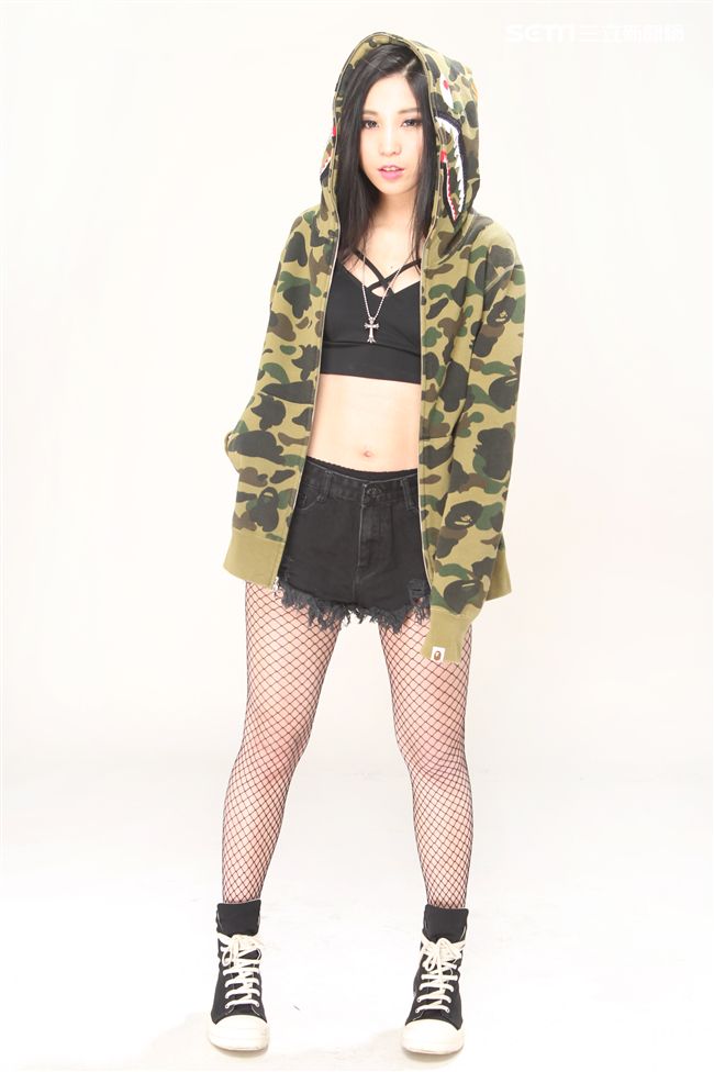 正度破表！性感、可愛兼具 貼身直擊「潮流女神」雅雅。（記者邱榮吉/攝影）