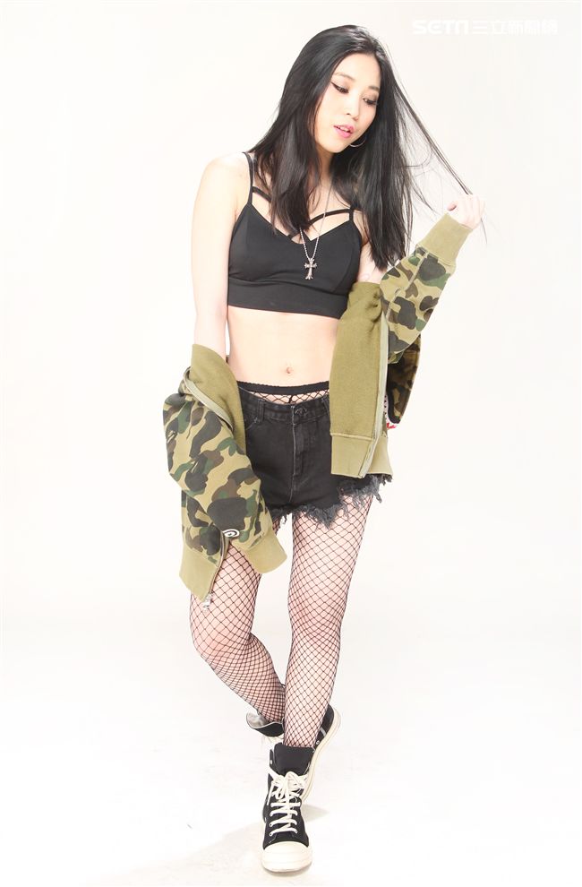 正度破表！性感、可愛兼具 貼身直擊「潮流女神」雅雅。（記者邱榮吉/攝影）