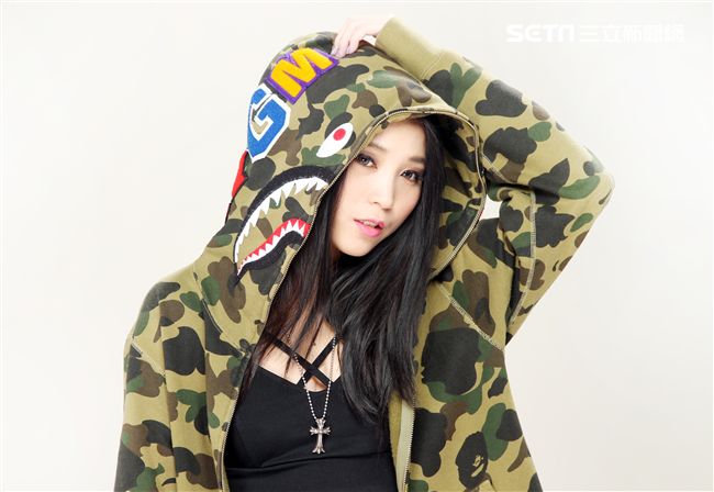 正度破表！性感、可愛兼具 貼身直擊「潮流女神」雅雅。（記者邱榮吉/攝影）