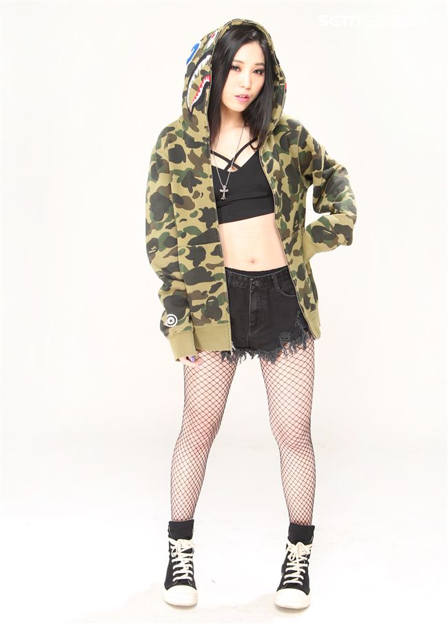 正度破表！性感、可愛兼具 貼身直擊「潮流女神」雅雅。（記者邱榮吉/攝影）