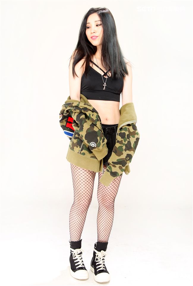 正度破表！性感、可愛兼具 貼身直擊「潮流女神」雅雅。（記者邱榮吉/攝影）