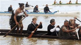 英國哈利王子出訪紐西蘭，與毛利人在旺格努伊河（Whanganui River）上划船（圖／美聯社／達志影像）
