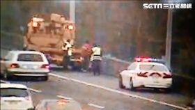 越南籍黎姓外勞因誤信導航騎車上國道，遭到國道警察攔截後護送至交流道下，再請外勞公司帶回安置（翻攝畫面）