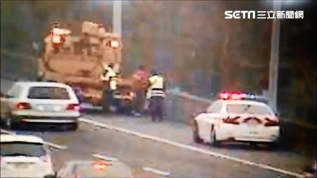 外勞騎兩輪路肩狂飆　國道警火速攔截
