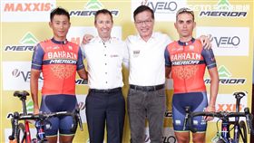 ▲馮俊凱（左起）、隊總經理Brent Copeland、美利達副總鄭文祥與車手Valerio Agnoli（圖／美利達提供）