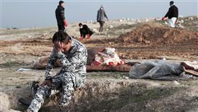 摩蘇爾，Mosul，亂葬崗，遺體，員警（圖／美聯社／達志影像）