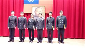 關鍵之聲　黃文欣去年線上救活33人
新北市消防局16日表揚績優人員。其中，「關鍵之聲」
由119救災救護指揮中心黃文欣（左3）榮獲，她去年線
上指導民眾操作CPR，患者到院後存活2小時以上達33人
。
（新北市消防局提供）
中央社記者林長順傳真　106年3月16日