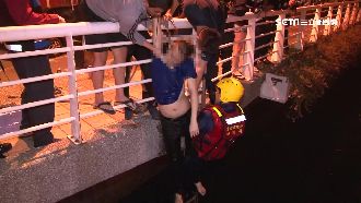 男跳河搶救落水女　雙雙滅頂命危