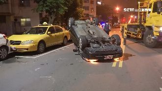 疑疲勞駕駛恍神　轎車衝撞2車翻覆