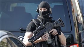 法國格拉斯一名16歲中學生帶著槍枝到學校開槍攻擊，造成10餘人受傷，校長勇敢挺身勸阻。（圖／路透社／達志影像）
