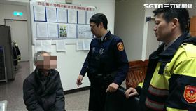 王姓退休老師遭詐騙集團以「假檢警」手法誘騙至郵局提領66萬元，卻被行員與警方聯手阻止（翻攝畫面）