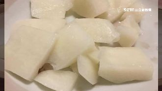 男控老阿嬤賣假水梨　疑買到不夠熟的