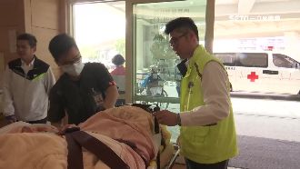 騎士「連三撞」卡車底　護生折返搶救