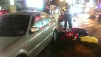 女撞士撞機車再撞前車　彈飛卡進車底