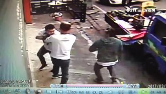 爭風吃醋爆槍戰　2男當街奪槍扭打