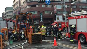 高雄市三民區澄清路與覺民路口一處下水道，17日下午3時左右進行施工時，疑因挖破瓦斯管線，造成3名工人受燒傷和2名工人受困。圖為警消據報搶救畫面。中央社記者董俊志攝 106年3月17日