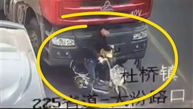 單車騎士遭後方車輛追撞