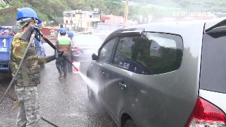 協和電廠跳機飄黑塵　員工幫民眾洗車