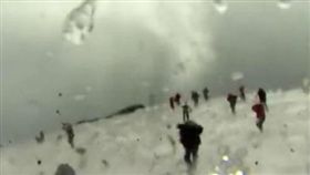 歐洲,活火山,義大利.埃特納.岩漿岩石,英國,BBC,記者,莫瑞蕾,攝影,雷契爾,熱熔岩,外套　圖／YouTube影片https://goo.gl/UA5INY