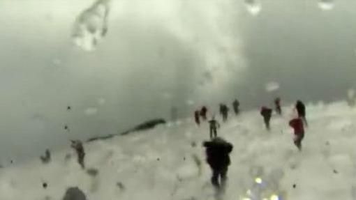 BBC直擊火山爆發！攝影師背險燒傷