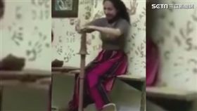 女大學生上陶藝課