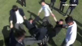 爆笑！花蓮高中生自創「人體蓮花座」