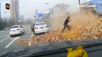 影／貨車突翻覆　「磚塊雨」砸毀轎車
