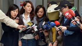 台北市松山區一對婆媳，17日上午媳婦情緒失控，持菜
刀砍婆婆，導致老婦頸部失血過多，送醫後不治。行凶
的媳婦（右2）面對媒體提問，不發一語。
中央社記者朱則瑋攝 106年3月17日