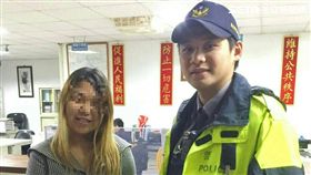 林女與男友前往石碇山區遊玩時，因兩人吵架而慘遭丟包，她只好找警方協助，帥警貼心接送返家（翻攝畫面）