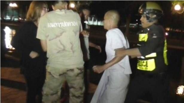 尼姑把路人塞垃圾桶　還嗆警：單挑啊